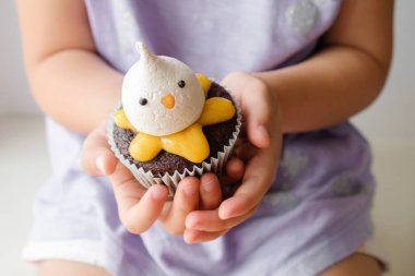 Paskalya piliç limon çikolatalı kek holding eller