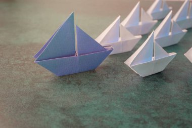 Origami kağıt gemiler, liderlik iş kavramı.