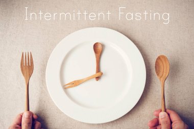 Tablo, ketogenic diyet, kilo kaybı, çatal ve kaşık withwhite tabağa holding insan eller Diyet