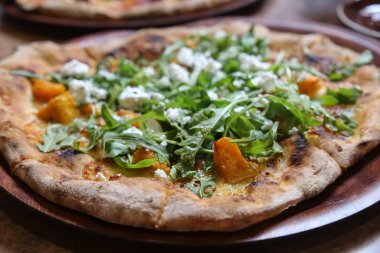 ahşap balkabağı beyaz roket pizza ahşap plaka üzerinde ateş