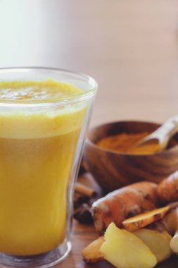 Zerdeçal latte, altın süt, zerdeçal süt, sağlıklı hipster içecek