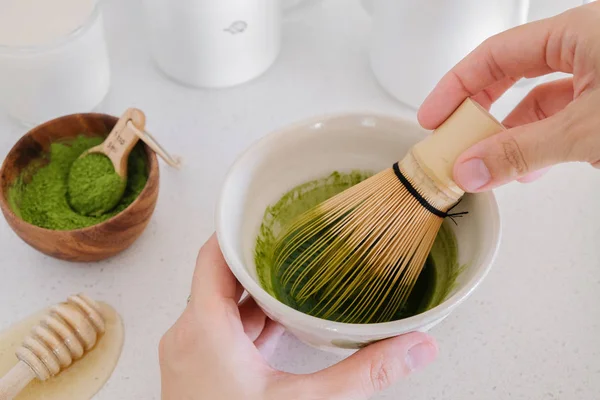 Manos Humanas Haciendo Verde Matcha Café Con Leche Bebidas Saludables — Foto de Stock