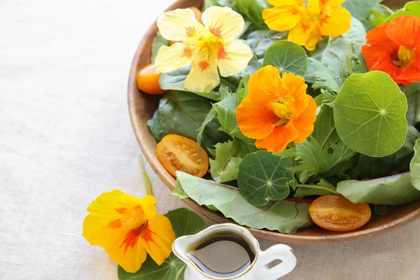 Salada Verde Fresca Com Flores Comestíveis Nastúrcio Prato Madeira — Fotografia de Stock