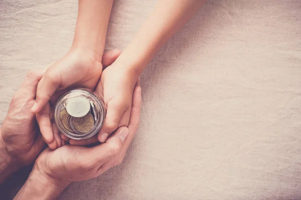 Kind Und Erwachsener Besitz Von Konservengläsern Spenden Sparkonzept — Stockfoto