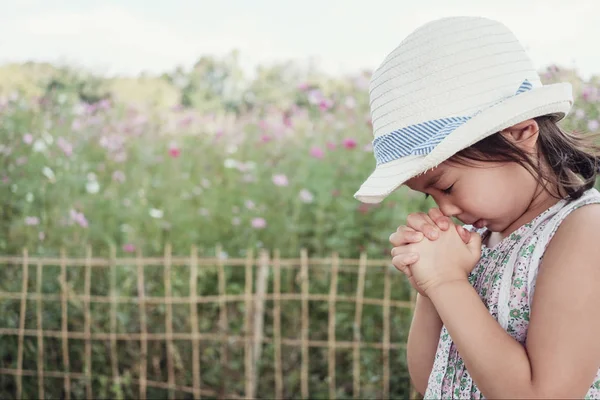 Asiatico Ragazza Bambino Pregando Con Gli Occhi Chiusi Cristianità Fede — Foto Stock
