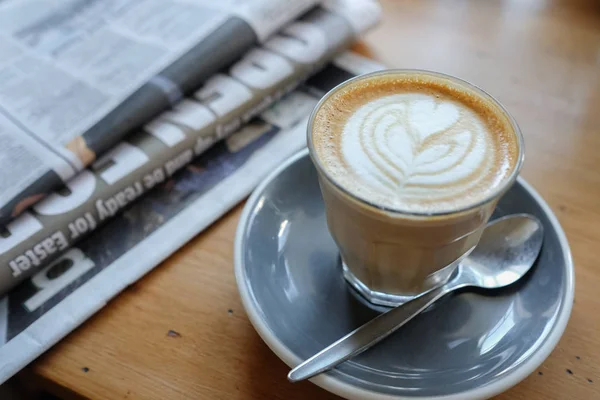 Kopi Latte Art Dengan Surat Kabar Atas Meja Kayu — Stok Foto