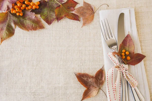 Thanksgiving Herfst Tabel Instelling Met Kopie Ruimte Toning Achtergrond — Stockfoto