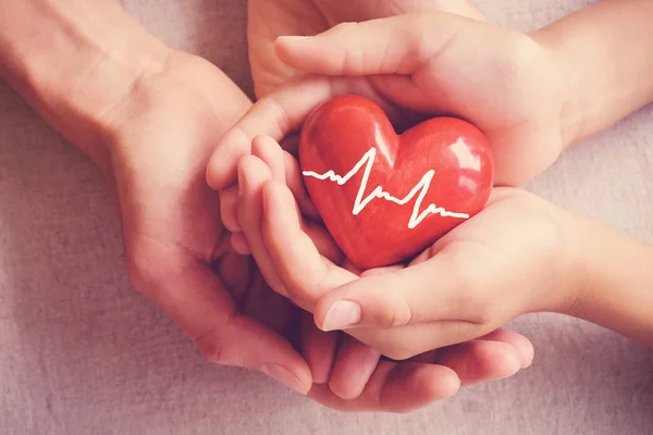Mãos Adultos Crianças Segurando Coração Vermelho Cuidados Saúde Doação Órgãos — Fotografia de Stock