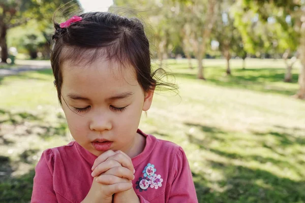 Маленька Багатоетнічна Дівчинка Молиться Парку Дитина Дитина Молиться Концепції — стокове фото