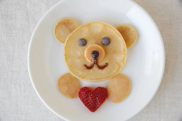 Beruang Memegang Cinta Panekuk Hati Sarapan Makanan Menyenangkan Seni Untuk — Stok Foto