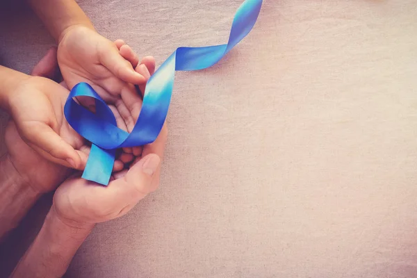 Mãos Humanas Segurando Fita Azul Brilhante Dia Mundial Cancro — Fotografia de Stock