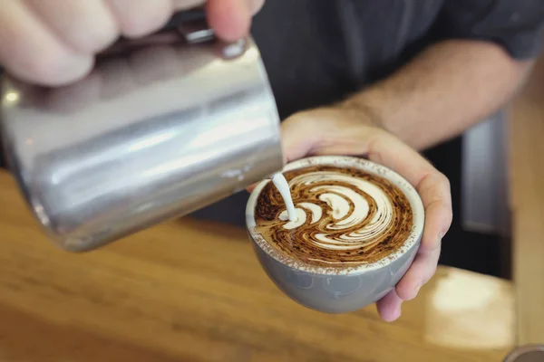 Barista Membuat Seni Cappuccino Kopi — Stok Foto