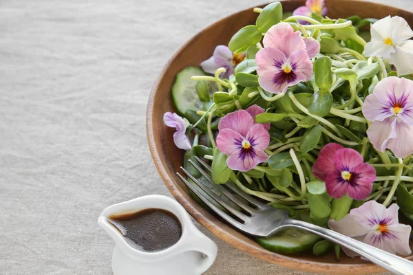 Bunga Matahari Tumbuh Mentimun Dan Salad Bunga Dimakan Mangkuk Kayu — Stok Foto
