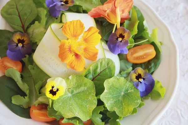 Ensalada Fresca Verano Con Flores Comestibles — Foto de Stock