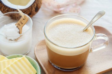 kurşun geçirmez kahve organik çim beslenen tereyağı ve Mct Hindistan cevizi yağı, kavramı paleo ve ketogenic içki kahvaltı ile harmanlanmış
