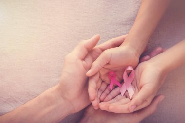 Yetişkin ve Çocuk ellerini tutarak pembe kurdeleler, meme kanseri bilinçlendirme, abdominal kanser farkındalık, Ekim pembe kavramı 