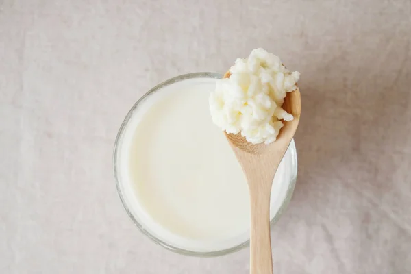 Funghi Tibetani Cucchiaio Legno Sopra Latte Kefir Vetro Cereali Probiotici — Foto Stock