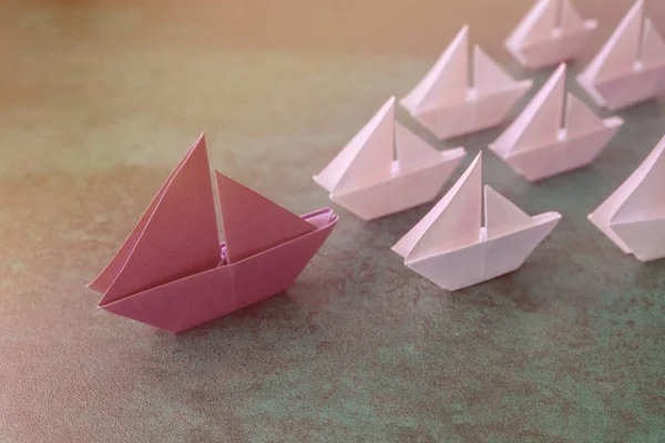 Origami Papier Segelboote Weibliche Führung Geschäftskonzept — Stockfoto