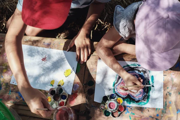 Niños Pintando Arte Aire Libre Montessori Educación Hogar Concepto —  Fotos de Stock