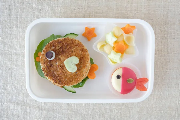 Śniadanie Owoce Warzywa Chlebem Postaci Ryb Pudełko Lunch Zabawa Sztuka — Zdjęcie stockowe