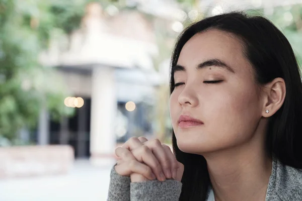 Jeune Femme Asiatique Priant Avec Les Yeux Fermés Plein Air — Photo