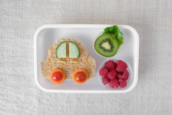 Πρωινό Από Φρούτα Και Λαχανικά Ψωμί Μορφή Αυτοκινήτου Στο Καλαθάκι — Φωτογραφία Αρχείου