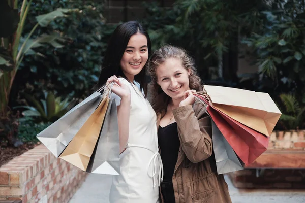 Junge Lächelnde Multikulturelle Frauen Mit Einkaufstüten Freien — Stockfoto