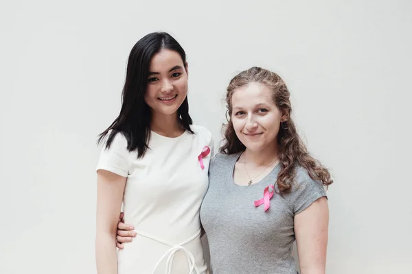 ピンクのリボン ピンクの 月日乳がんの意識の概念の多文化の若い女性 — ストック写真