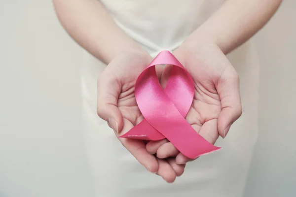 Manos Femeninas Sosteniendo Cinta Rosa Conciencia Del Cáncer Mama Concepto —  Fotos de Stock