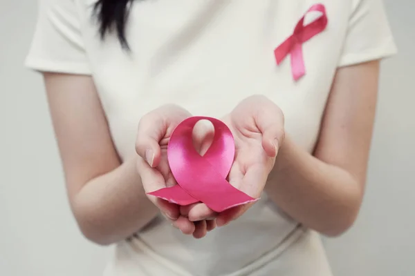 Γυναικεία Χέρια Κρατώντας Ροζ Κορδέλα Συνειδητοποίησης Καρκίνου Του Μαστού Οκτώβριος — Φωτογραφία Αρχείου