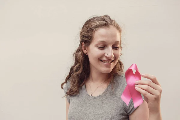 Mulher Segurando Fita Rosa Mão Consciência Câncer Mama Conceito Outubro — Fotografia de Stock