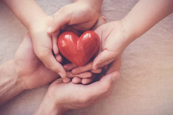 Adulto Crianças Mãos Segurando Coração Vermelho Seguro Saúde Conceito Doação — Fotografia de Stock