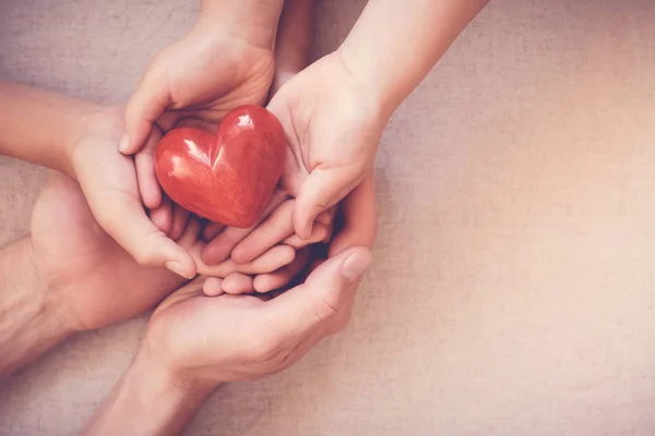 Manos Adultos Niños Sosteniendo Corazón Rojo Seguro Salud Concepto Donación — Foto de Stock