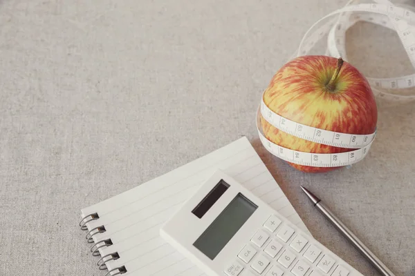 Apfel Mit Maßband Und Notizbuch Mit Taschenrechner Auf Dem Tisch — Stockfoto