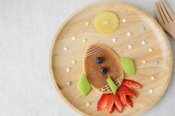 Pancake Dengan Buah Buahan Dalam Bentuk Roket Dengan Bulan Dan — Stok Foto