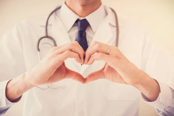 Médico Haciendo Manos Forma Corazón Concepto Seguro Salud — Foto de Stock