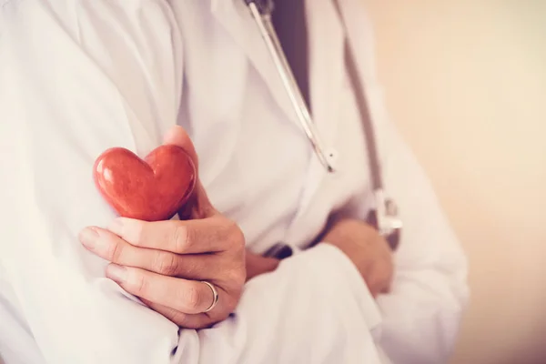 Médico Com Estetoscópio Segurando Coração Vermelho Conceito Seguro Saúde — Fotografia de Stock