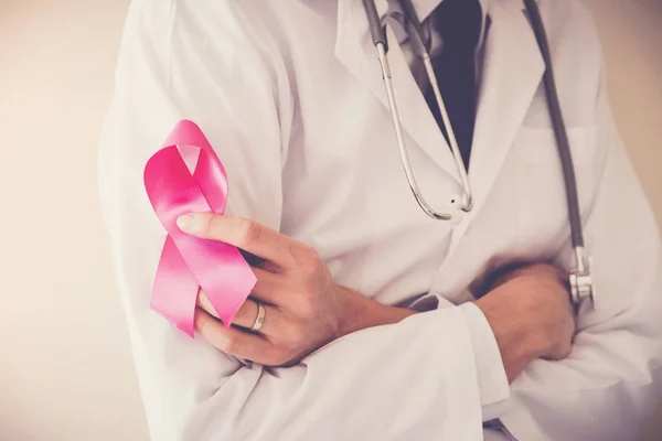 Läkare Med Stetoskop Hals Håller Rosa Bandet Symbol För Bröstcancer — Stockfoto