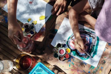 Çocuklar sanat açık hava etkinliği, montessori evde eğitim eğitim boyama