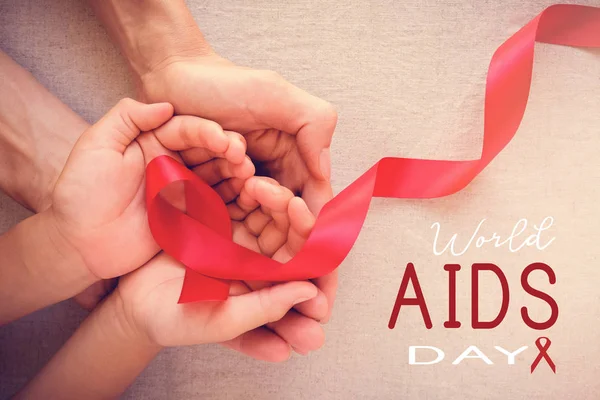 Adulto Criança Mãos Segurando Fita Vermelha Dia Mundial Aids — Fotografia de Stock