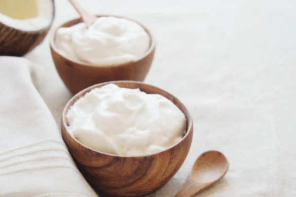 Zelfgemaakte Biologische Kokosnoot Griekse Yoghurt Houten Kommen — Stockfoto