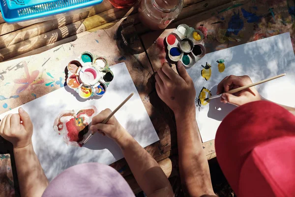 Lapset Maalaamassa Taidetta Ulkona Montessori Kotiopetuksessa — kuvapankkivalokuva