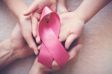 Ellerinde pembe kurdele, göğüs kanseri farkındalığı, ekimde pembe konsept