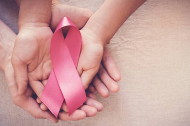 Ellerinde pembe kurdele, göğüs kanseri farkındalığı, ekimde pembe konsept