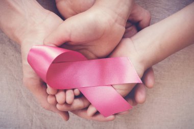 Ellerinde pembe kurdele, göğüs kanseri farkındalığı, ekimde pembe konsept