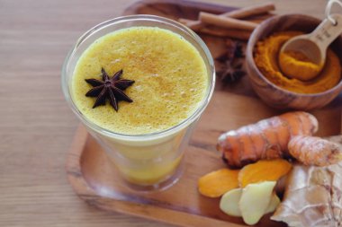 Zerdeçal latte, altın süt, sağlıklı hipster içecek