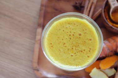 Zerdeçal latte, altın süt, sağlıklı hipster içecek