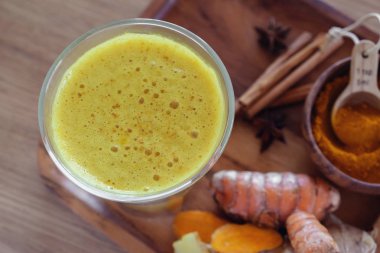 Zerdeçal latte, altın süt, sağlıklı hipster içecek