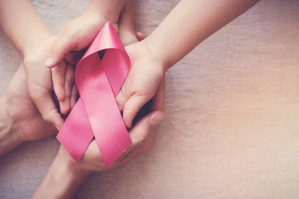 Mãos Segurando Fita Rosa Consciência Câncer Mama Conceito Outubro Rosa — Fotografia de Stock