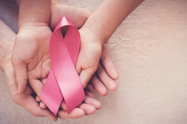 Ręce Trzymające Różową Wstążkę Świadomość Raka Piersi Październikowa Różowa Koncepcja — Zdjęcie stockowe